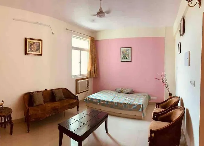 Home Away From Home Close To Delhi Airport And Metro Two Bedroom