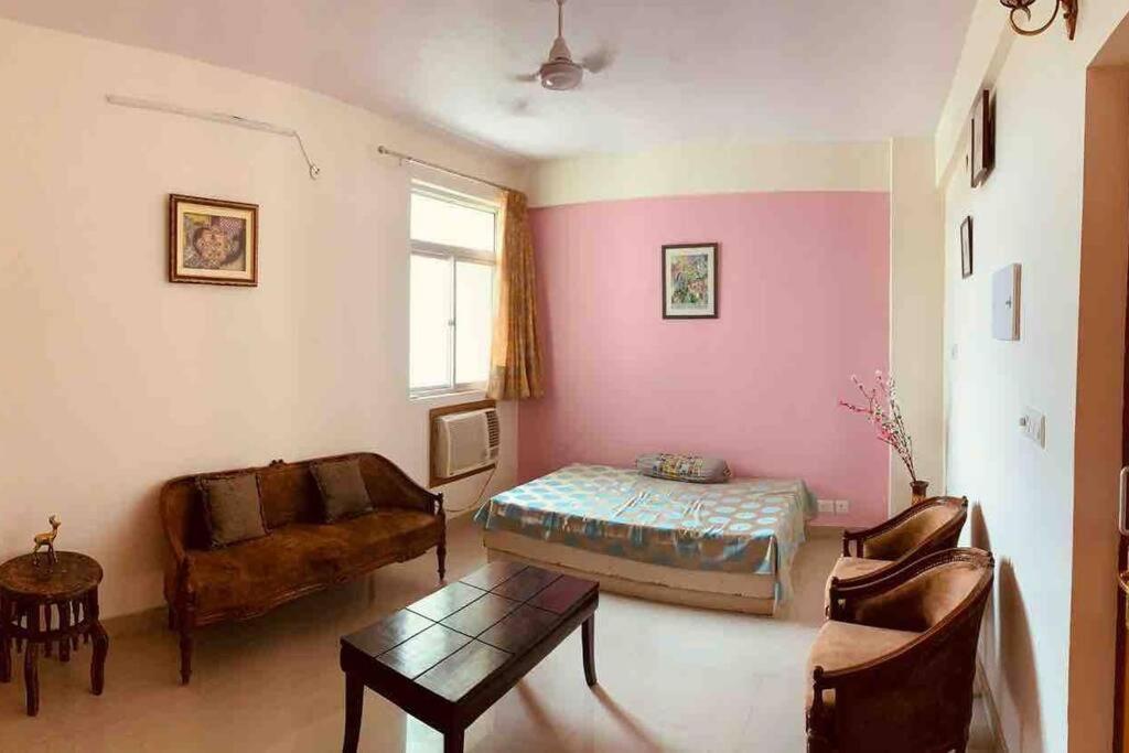 Apartment Away From Close To Delhi Airport And Metro Two Bedroom